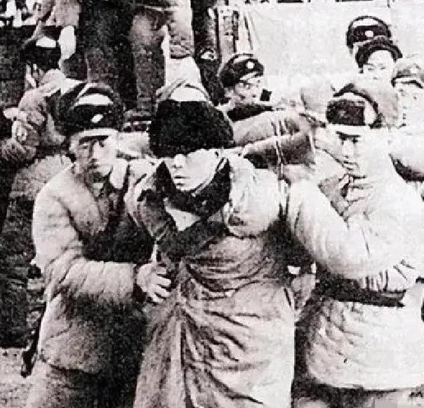 1978年的浙江黄岩县宁溪村，几名公安干警撬开村民王金英家卧室的青石板，发现石板