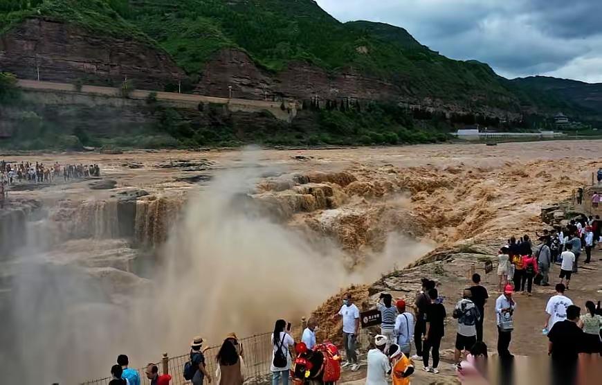 这边，壶口瀑布还在为了一张100块的门票，追着游客要个说法。

人挤人！江西庐山