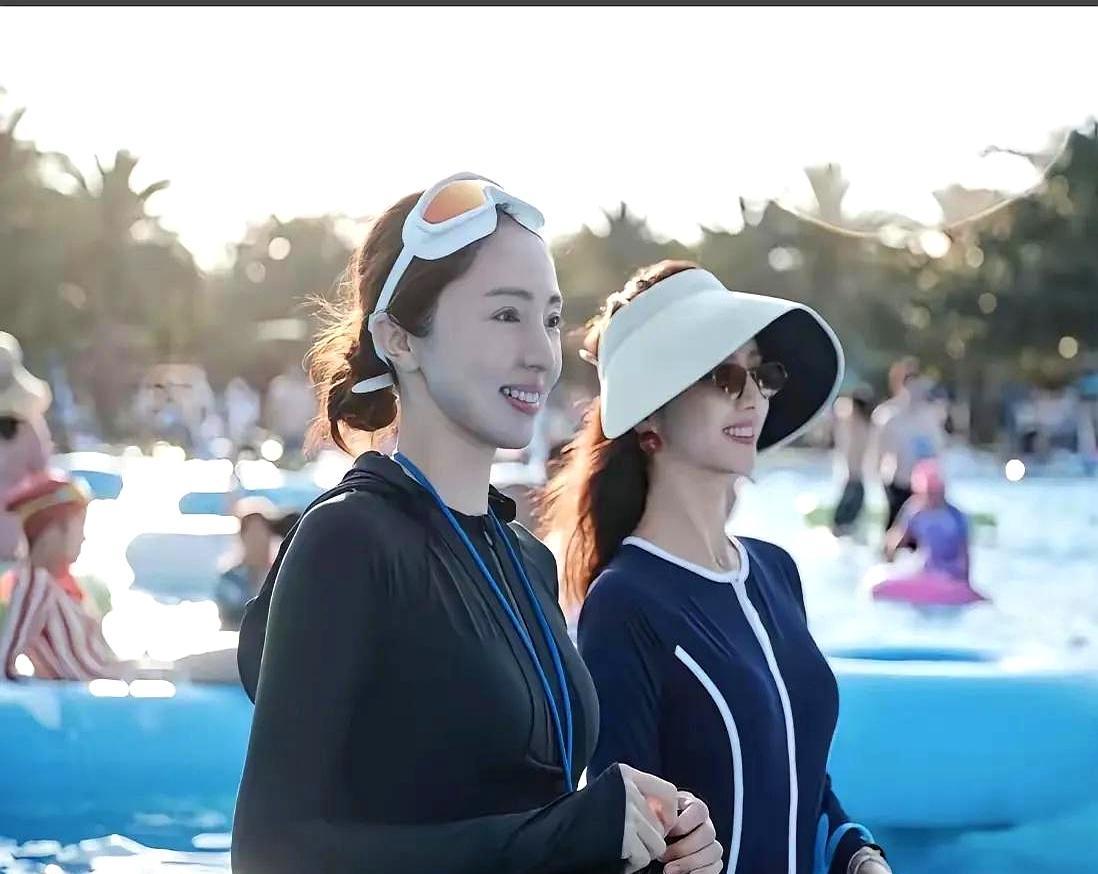 董璇蜜月竟带闺蜜！
张维伊沦为“育儿保姆”，女儿却叫他“爸”？
三亚海边，董璇佟