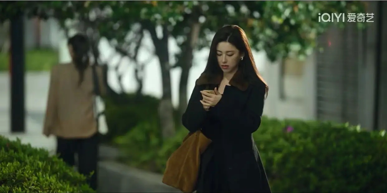 终于有人吐槽这一幕了，现在的电视剧编剧真是不识人间烟火久已，你敢信这是一个保洁的