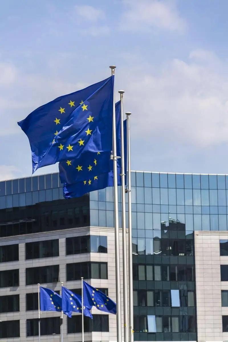 还有十个月，全球智能手机市场将迎来一场前所未有的大变动！根据欧盟最新的法规，再过