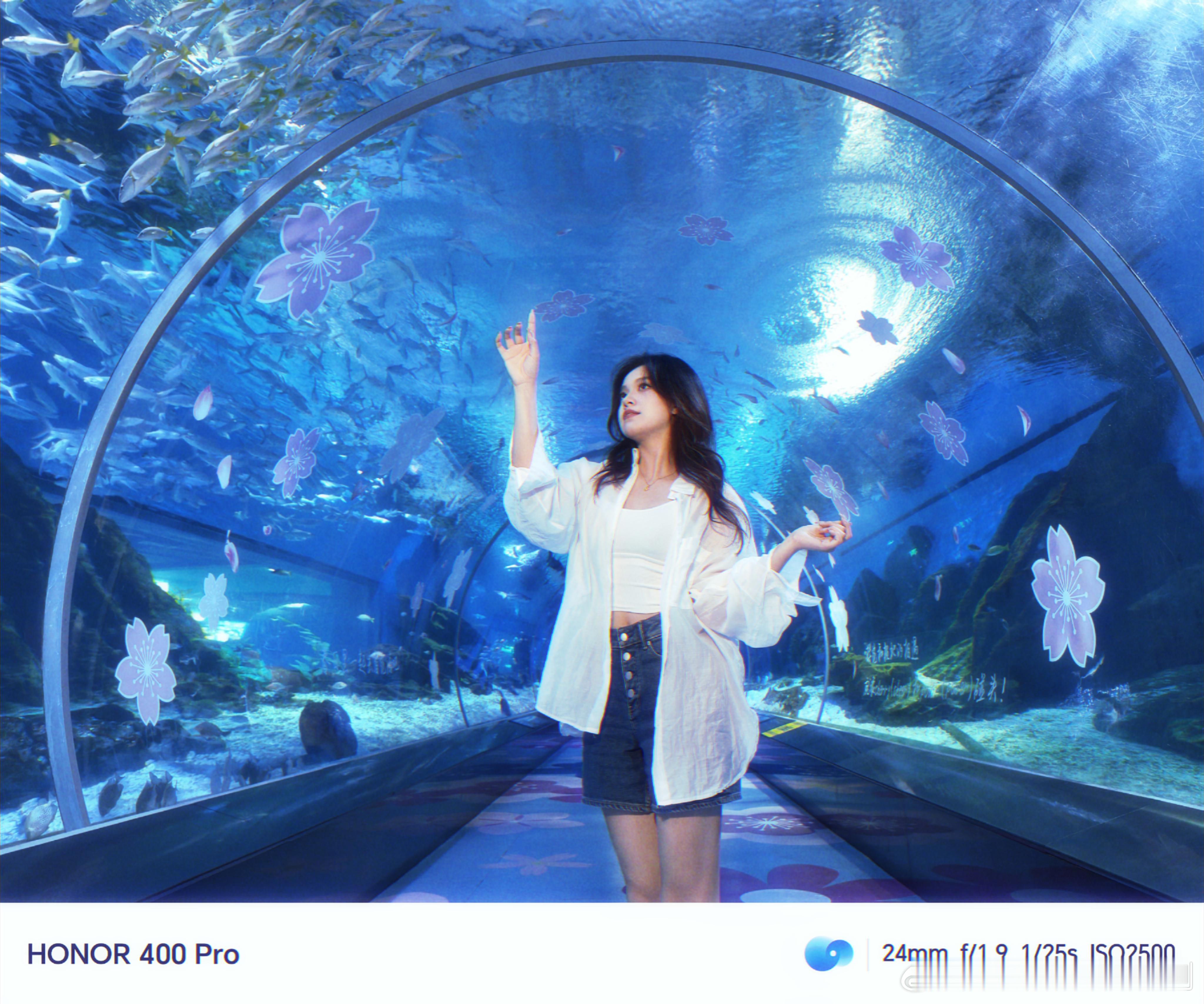 前几天给大家发了荣耀400系列复古胶片风格的照片，今天再来一组『胶片暗光环境人像