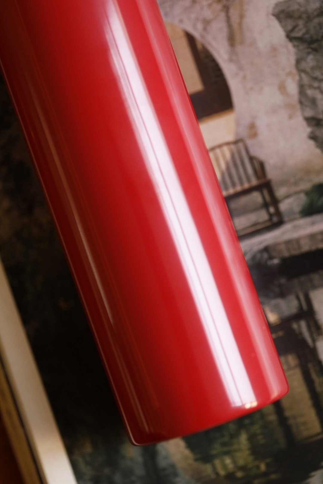 大漆·玫红 | 帽筒承循传统非遗工艺，髤饰大漆；入案头增色添彩，历久弥新。14*