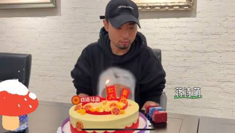 宋木子朋友圈的多样性   宋木子，生日快乐！你的多面才华让朋友们从四面八方赶来祝