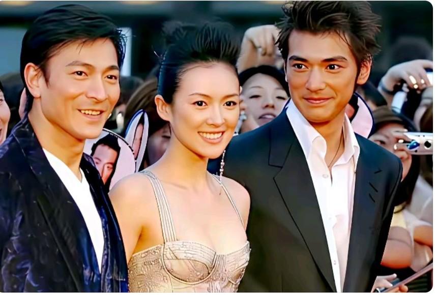第一眼是被谁吸引了，中国C位是国际女王章子怡，左边是万人迷，香港天王刘德华，右边