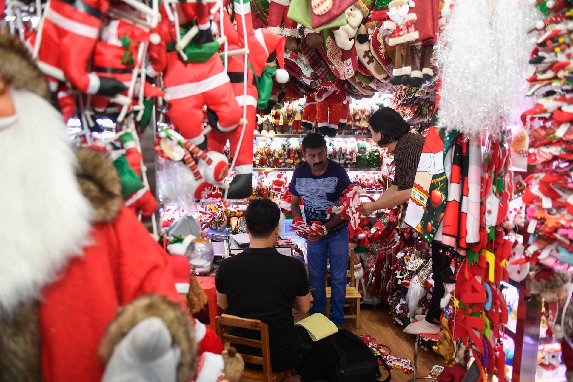 荷兰最新数据显示，其成为欧盟最大圣诞商品出口国，但其中八成产品来自中国，荷兰主要
