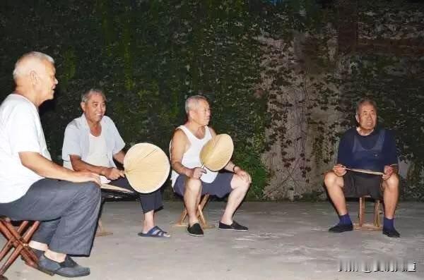 老辈人的夏日避暑三宝：抱冬瓜，睡凉席，摇蒲扇。
 
古时没有空调电扇，民间有老话