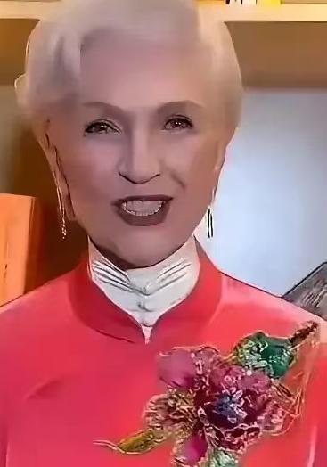 突发！世界首富马斯克的母亲梅耶，在社交媒体上公然表态：中国在公路、隧道、建筑、基