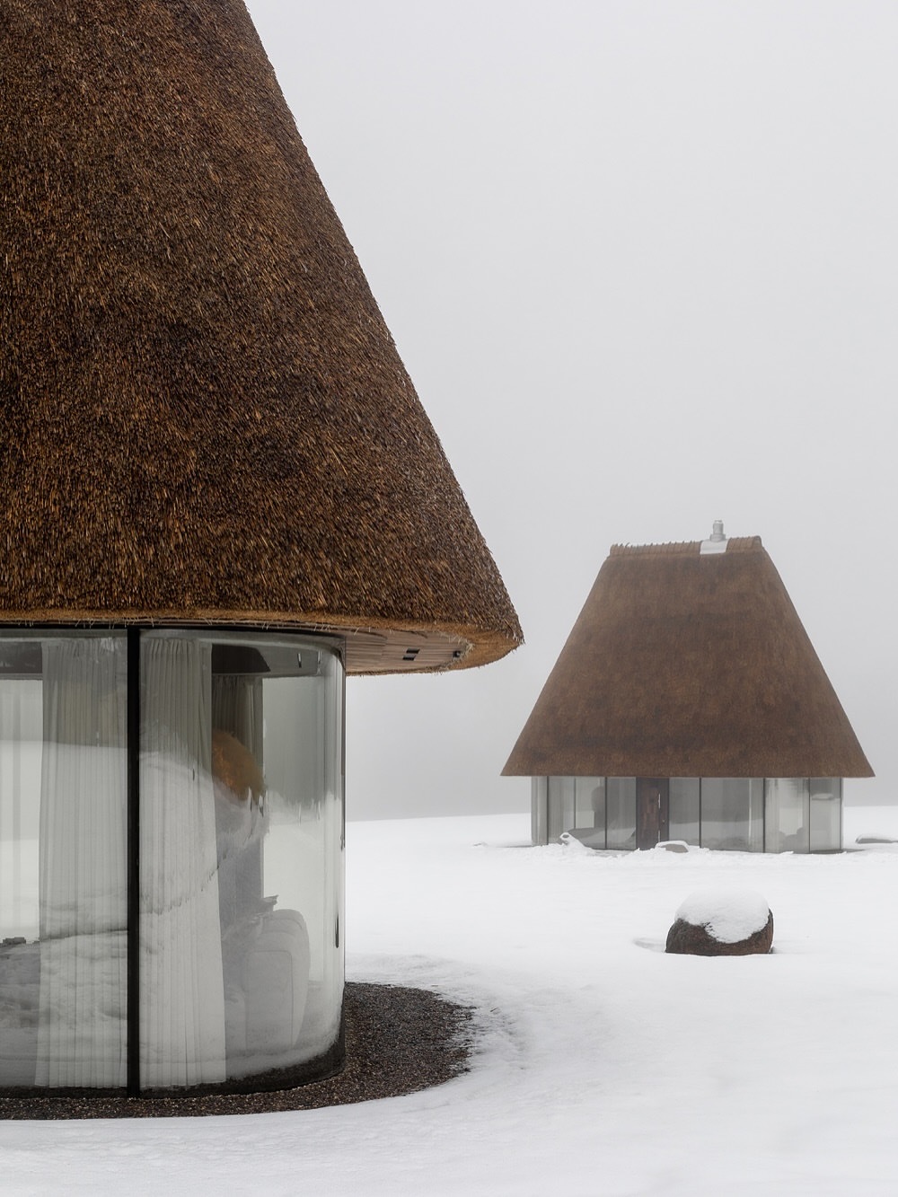 这个雪中小屋看着很惬意，是一个“草顶酒店”，位于乌克兰基辅，由YOD group