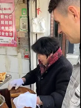 中超第一外援吃上海早饭，网友直呼快续约！