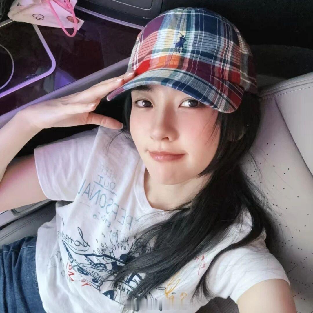 清冷与柔美交织，这才是梁洁的多面魅力！ 