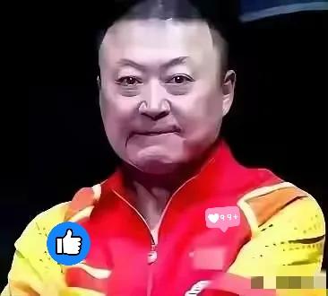 伦敦世乒赛颁奖典礼有个小插曲，当颁奖佳宾给主教练马琳挂金牌时，马琳主动示意，先给
