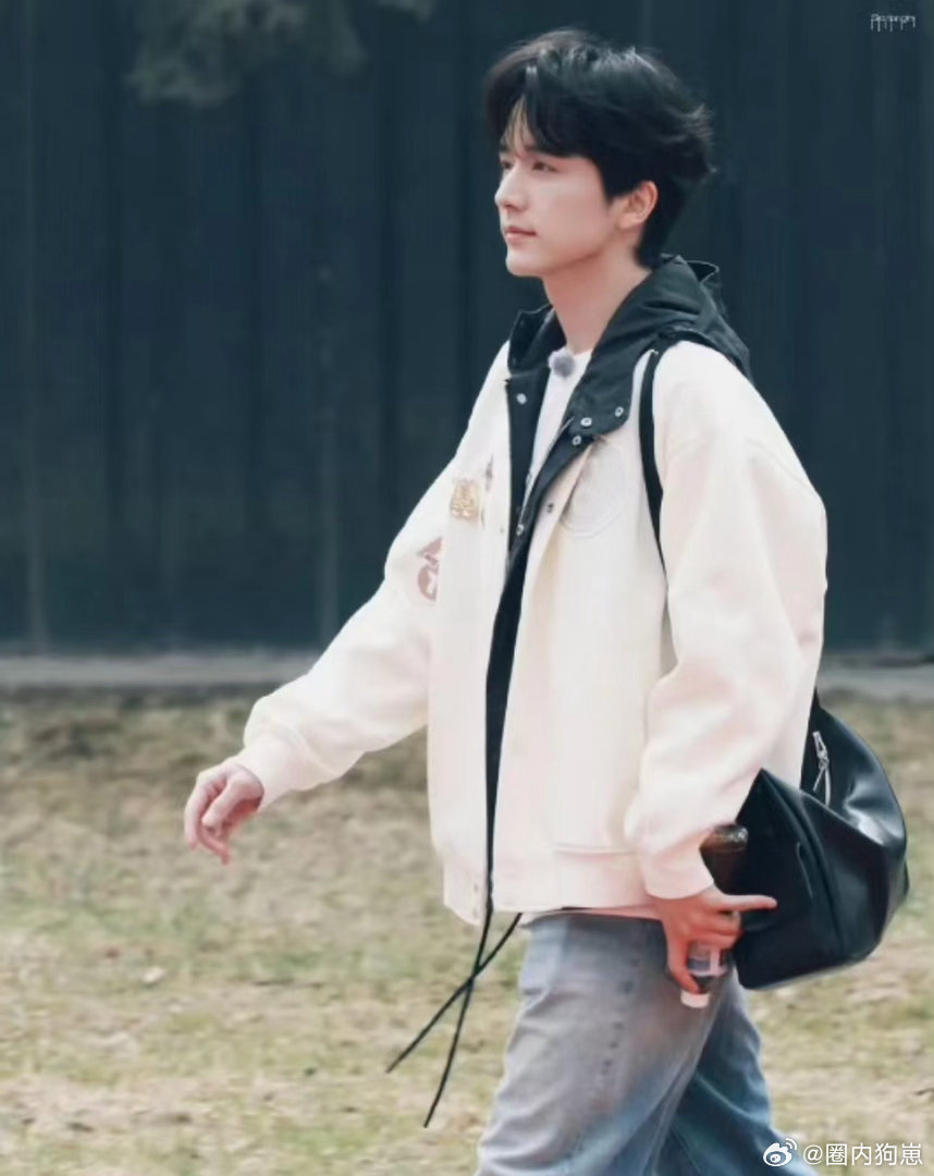 超燃全员团服出街张新成在新综白色团服上独特了，复古元素点缀了，超燃出街，青春就要