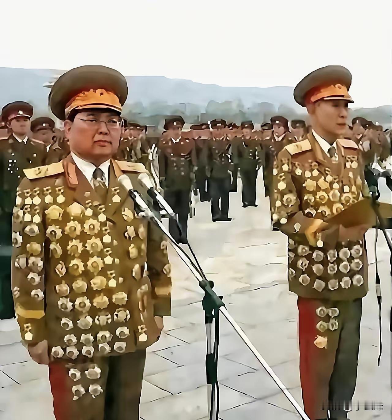 战功赫赫，勋章成了铠甲，刀枪不入的朝鲜将军，果然厉害吧