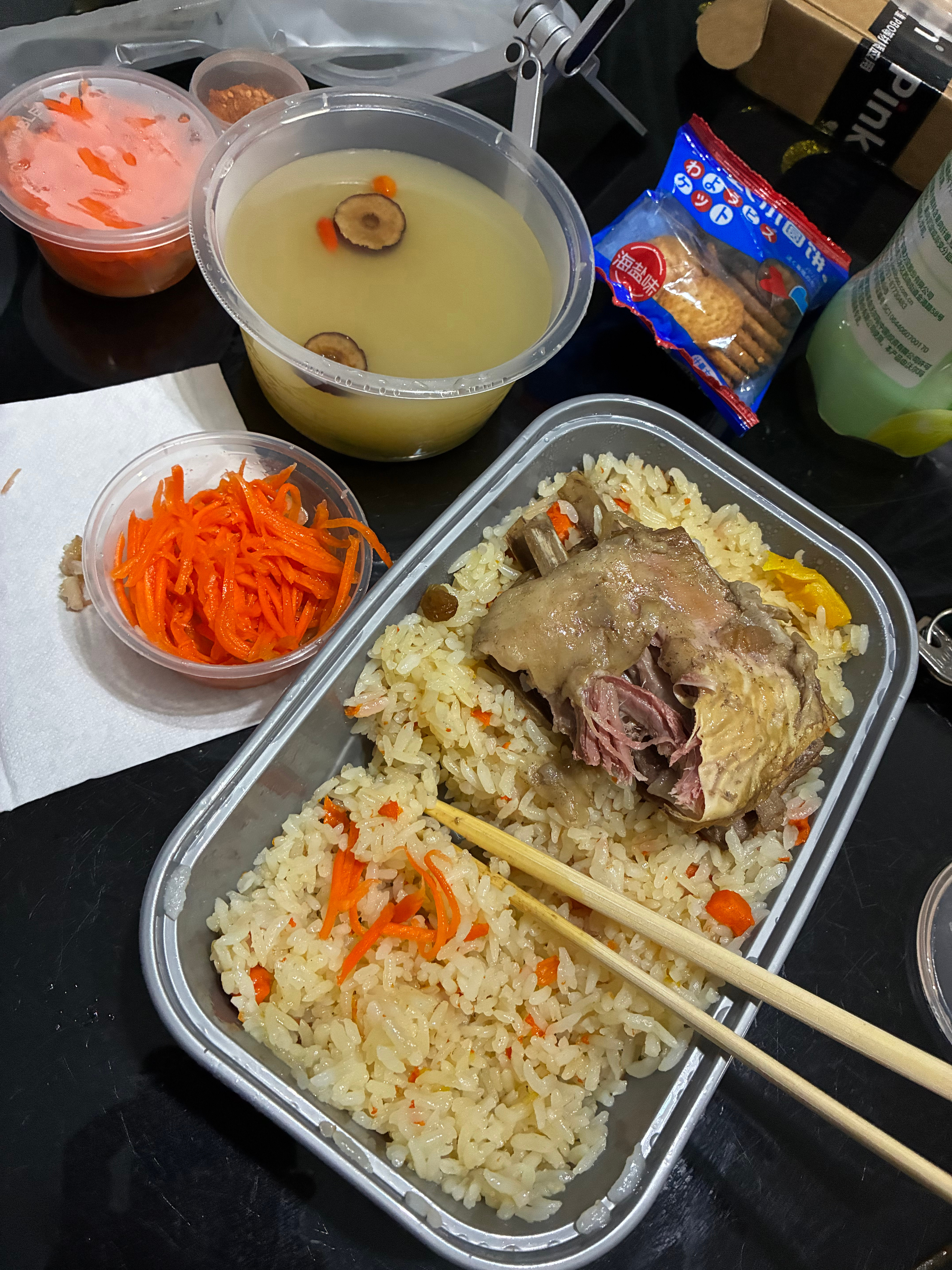 劳累一天后，一顿正宗新疆羊排手抓饭，就是最好的慰藉