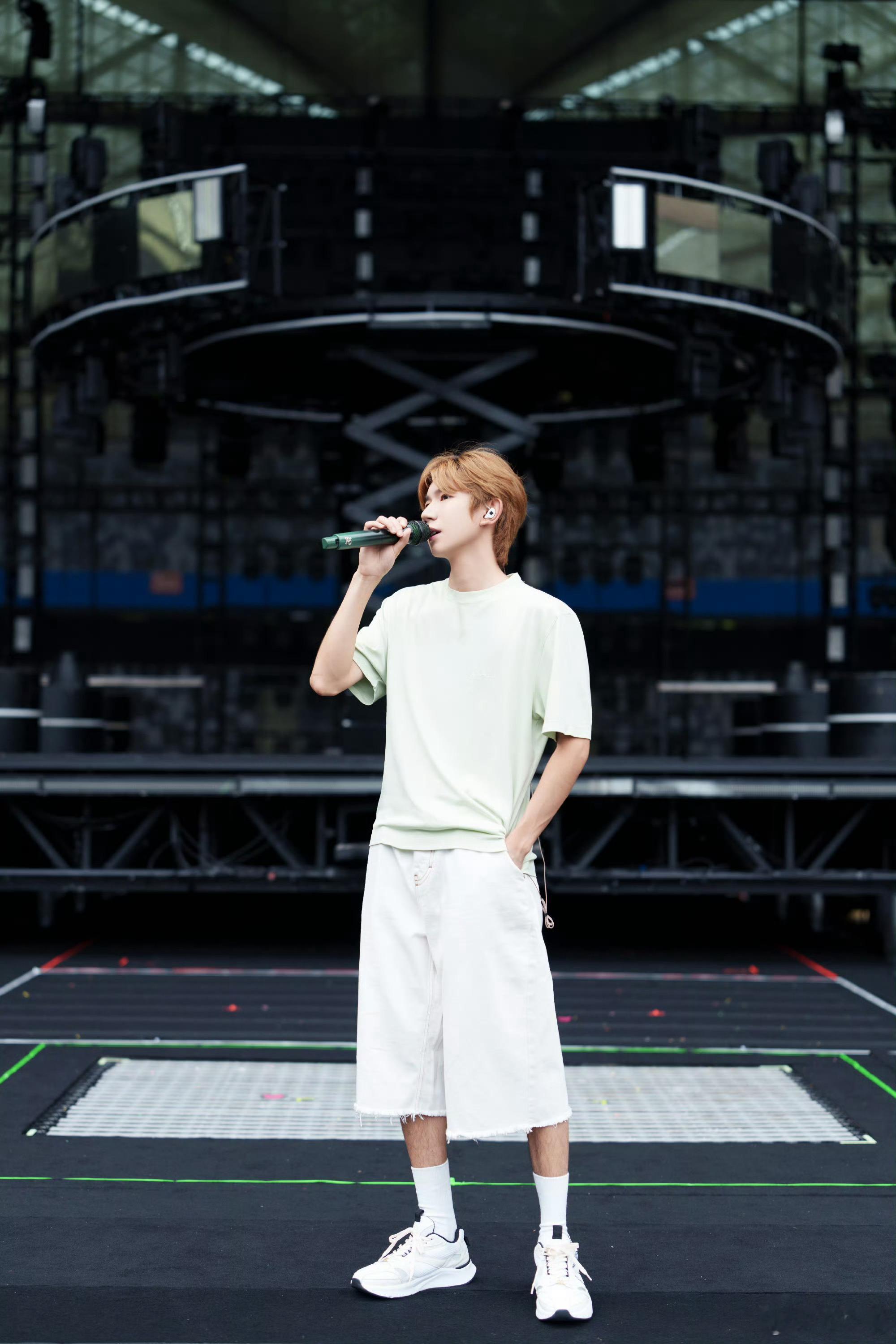 王源新生代体育场巡演断层领跑内娱新生代体育场巡演断层TOP1，所有数据全方位甩开