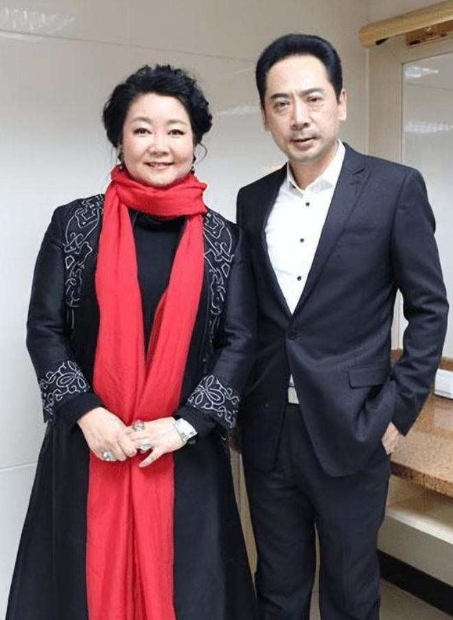 1991年，萨日娜为能分到11平米房子，258元彩礼就嫁给同学潘军，婚后她被嫌弃