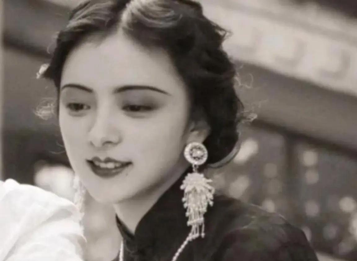 1974年，90岁的杨森迎娶了17岁的张灵凤。洞房之夜，就在杨森要行房事时，张灵