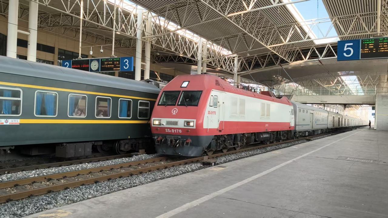 x102由烧酒牵引通过蚌埠站