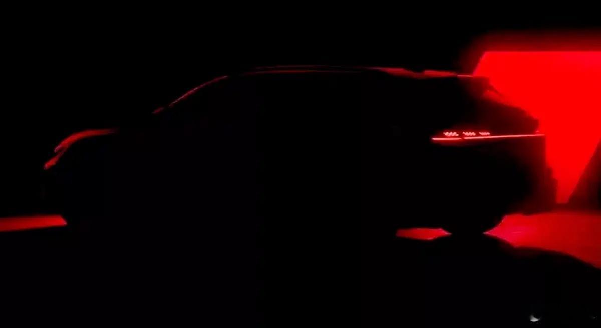 2.9T V6+电机组成插混动力，超600匹马力，100km纯电续航，依然有三厢