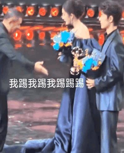 那一脚，踩的不是裙摆，是人情世故的脸面。
聚光灯下，衣香鬓影。
大佬一个不经意的