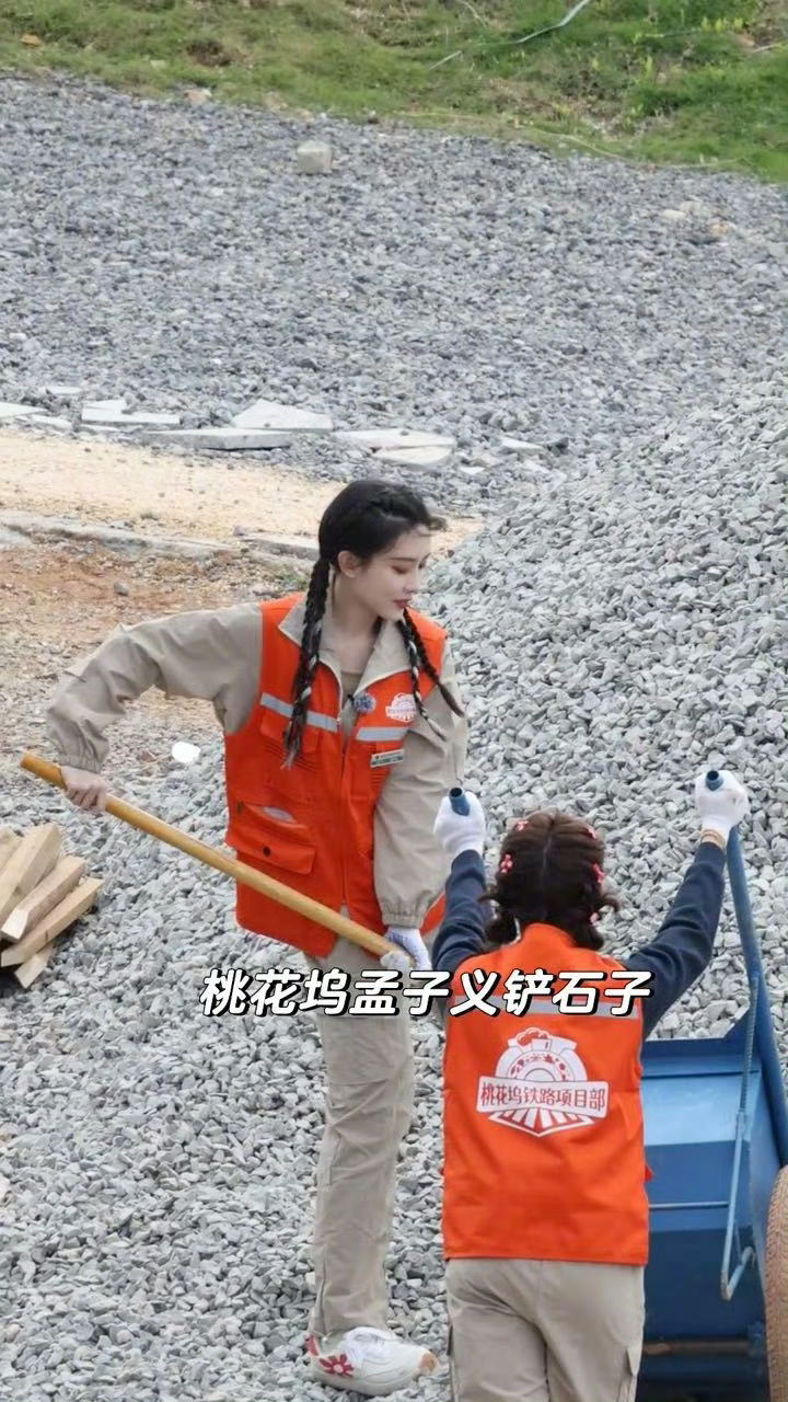 #孟子义是被发配岭南了吗#哈哈，网友的脑回路真的是太可爱了，看到孟子义穿着黄色的
