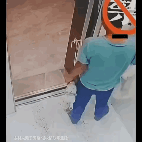 一人毁了一个小区。
一男子手欠。
结果导致电梯报废。
整个小区出行受影响。