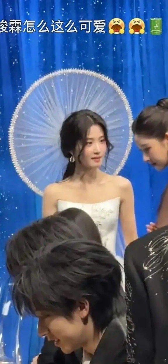 卢昱晓发型跟刚起床没打理一样 