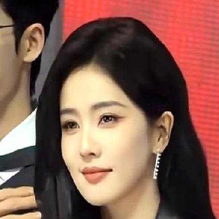 白鹿在韩国机场一张嘴，身边的翻译当场就懵了。
 
她直接用韩语问粉丝，“在看我的