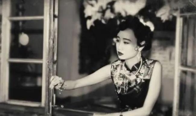 1967年，一个妇人在一家医院去世，无人替她收尸。过了几天，她的一个朋友看着遗体