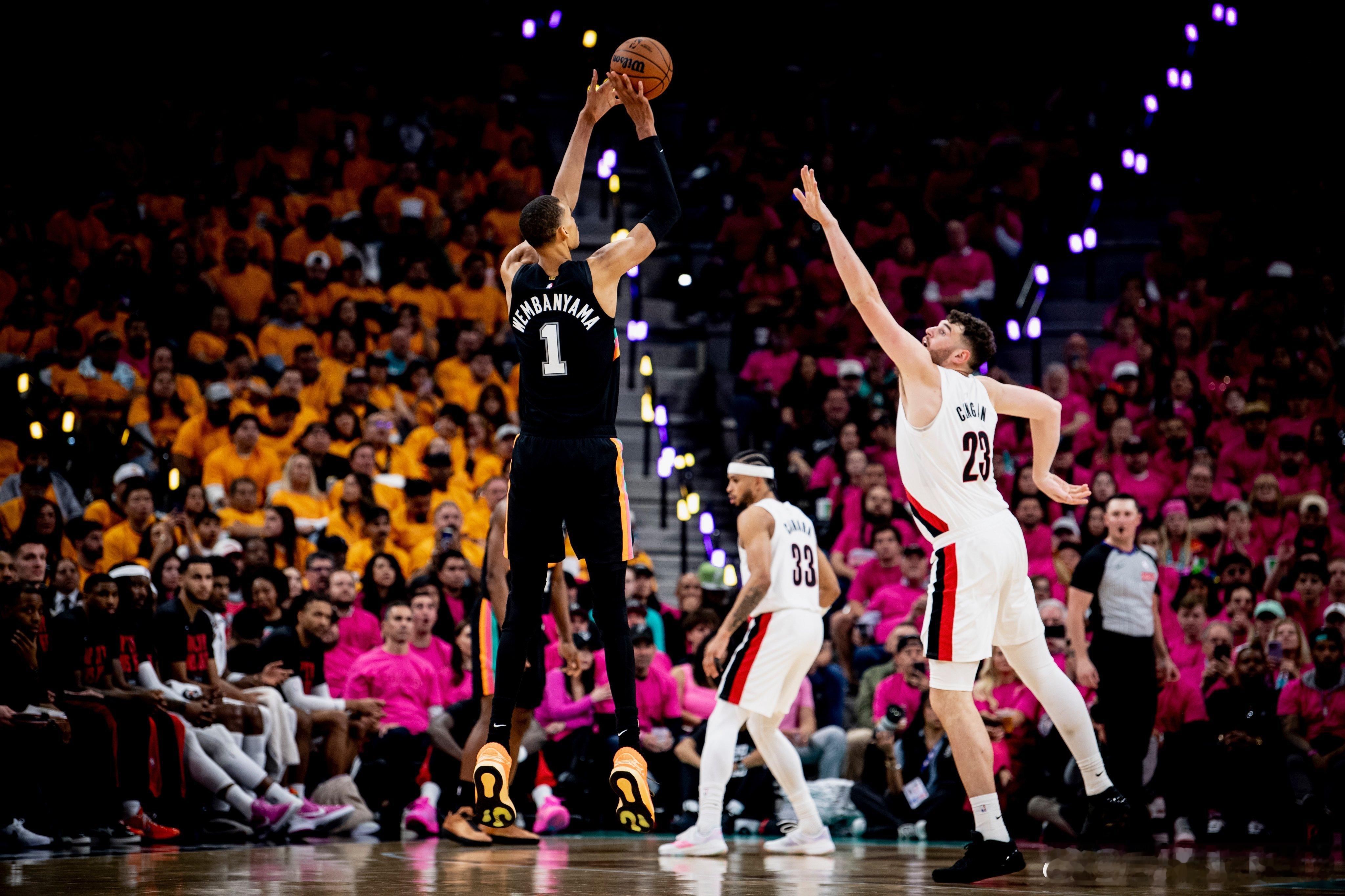 文班亚马打破邓肯季后赛首秀纪录 比赛尚未结束，文班已经35分了，打破了马刺队史所