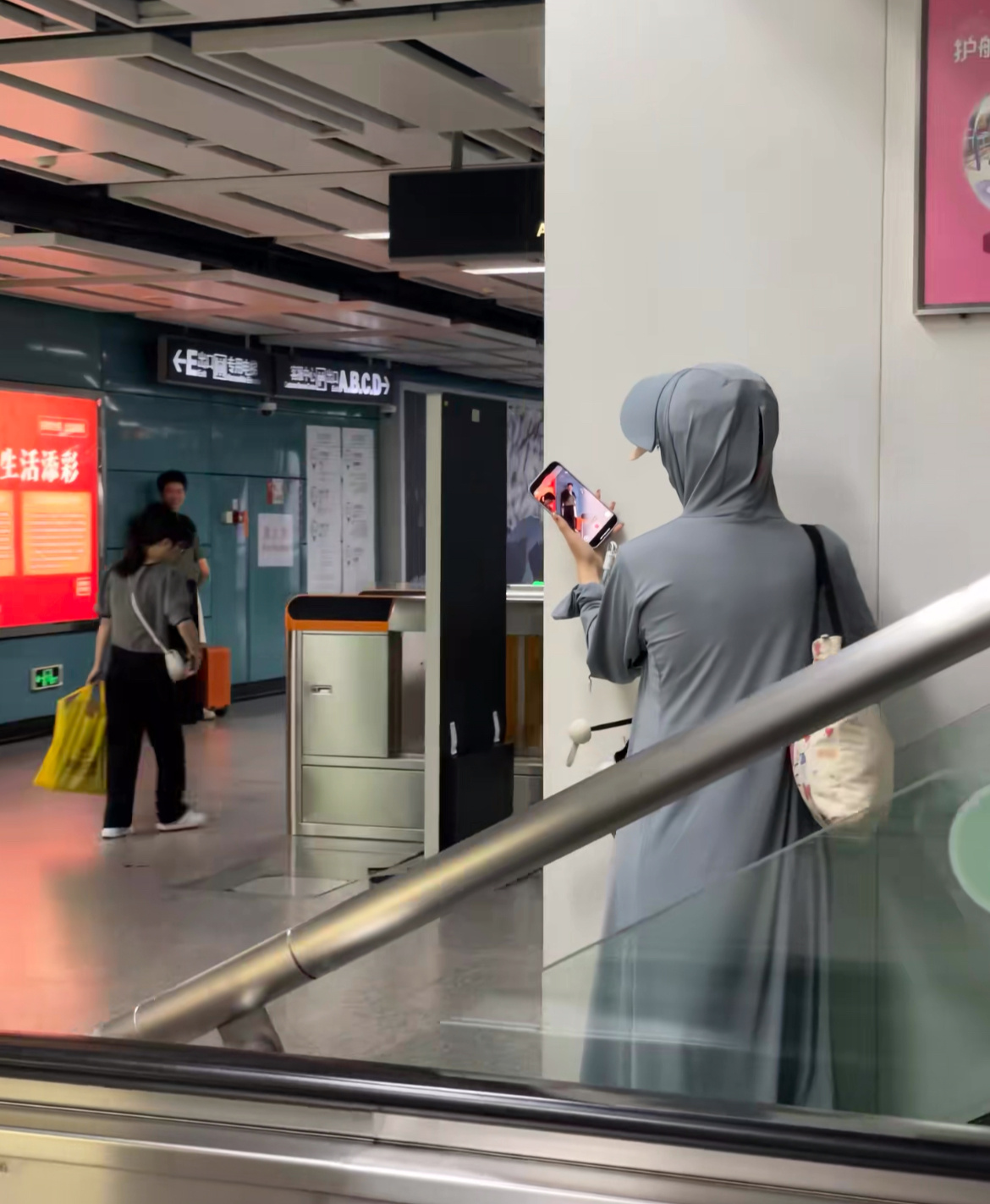 这电梯我起码能坐十个来回网友：食懵你啊，这样的瓜肯定吃完再走啊，直接在她背后坐着