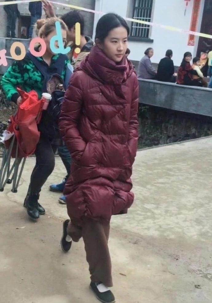刘亦菲长得跟仙女似的，可穿搭带点土味。哪怕颜值再高，衣服风格还是重要的！