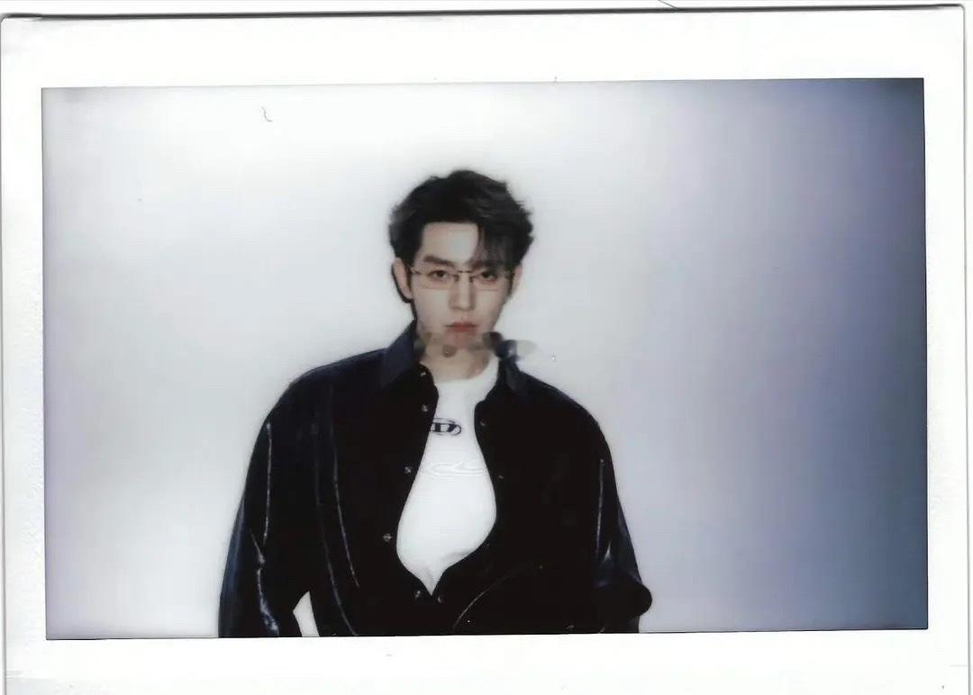 邓为黑框眼镜拍立得，帅的很轻松！ 