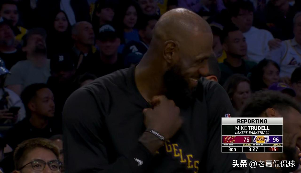 湖人超级球星詹姆斯真是太幸灾乐祸了！在今天湖人主场迎战骑士的比赛中，当时比赛进行