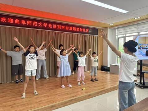 秦岭笑谈 青春献艺暖社区 暑期实践绽光彩曲师大音乐学子唱响基层夏日乐章 青春三下