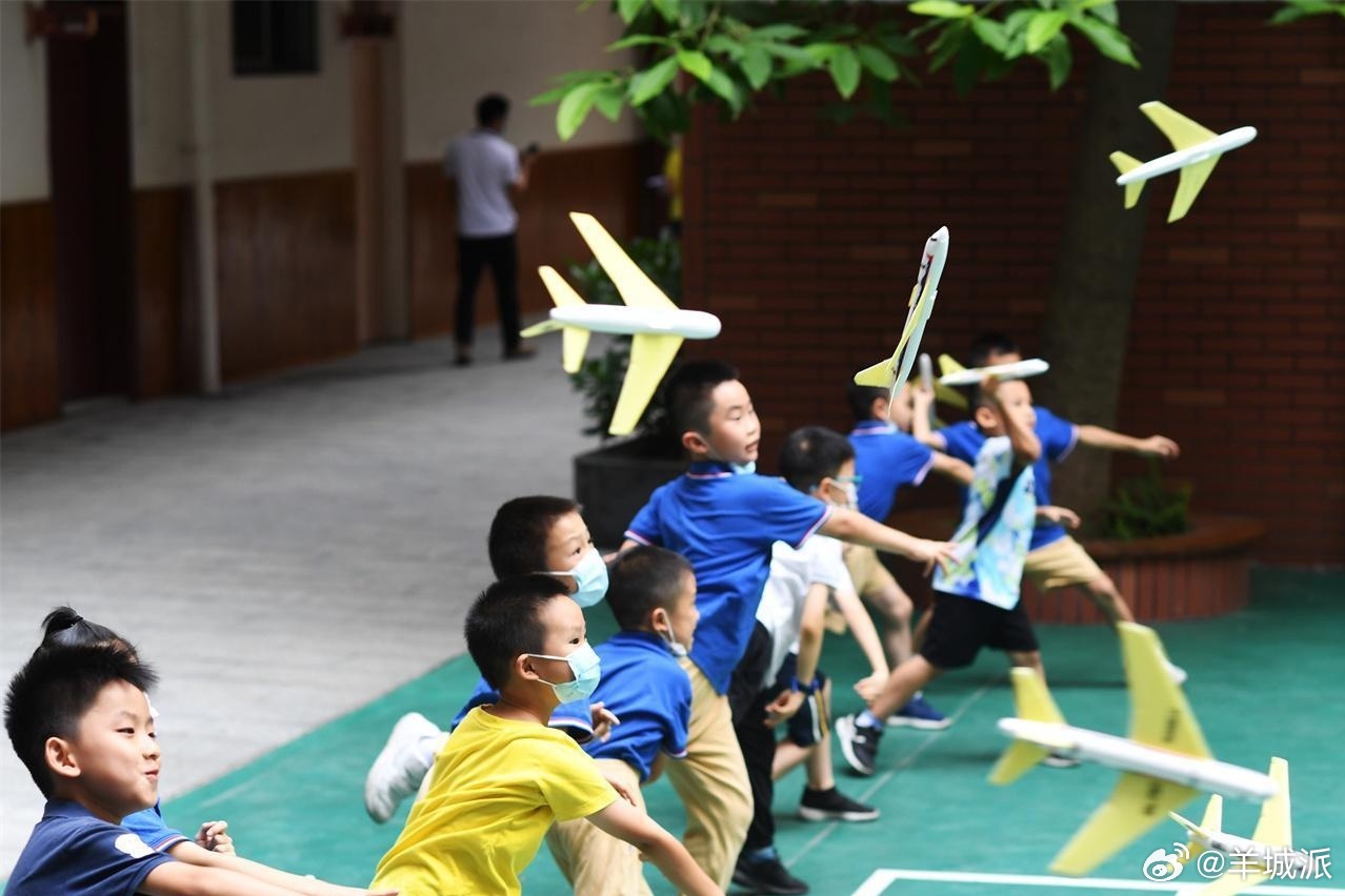 【广东征求意见：非寄宿制中小学、幼儿园不得在校内设商超】12月19日，广东省教育
