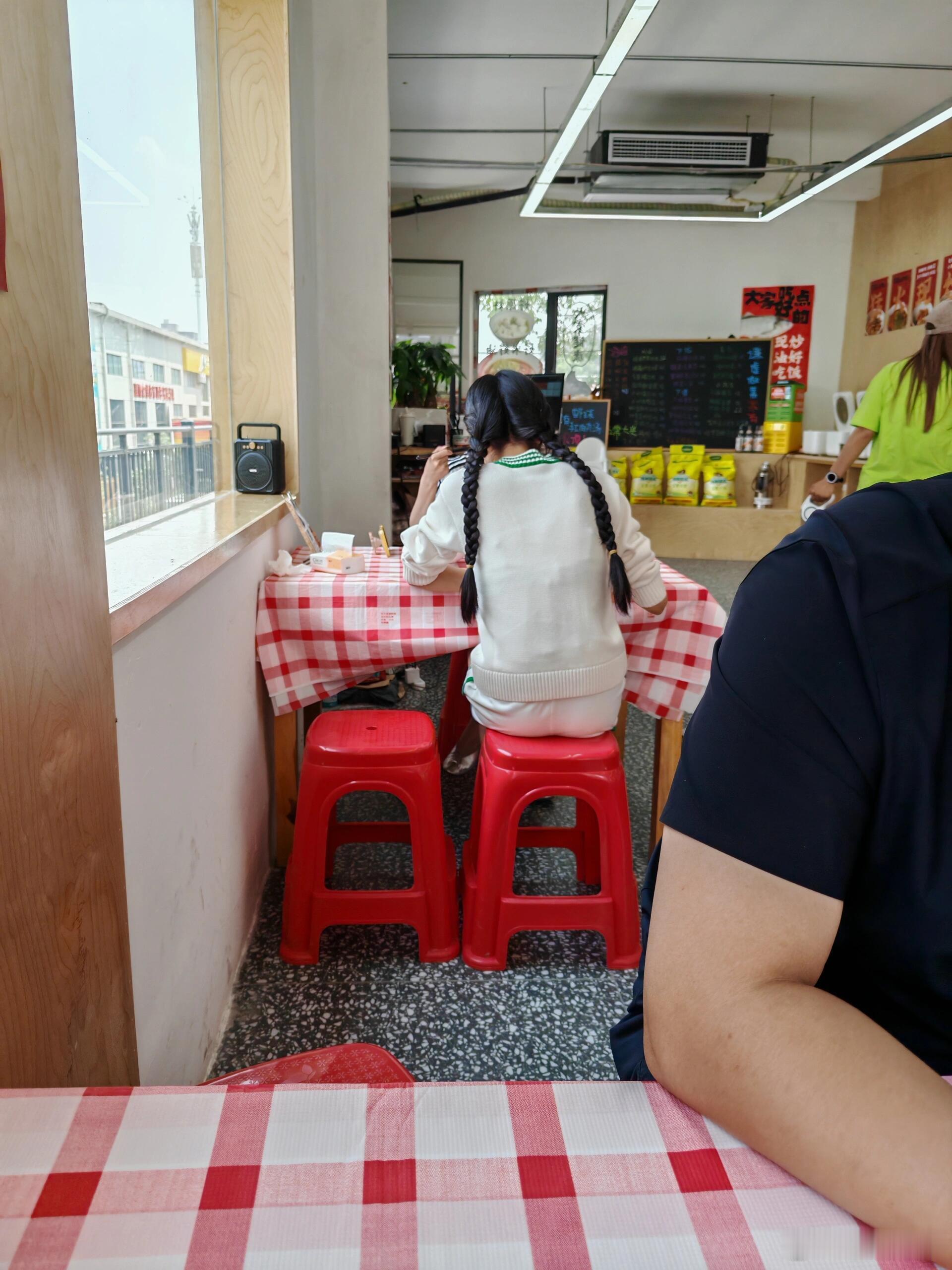 孙千襄阳饭店路透，素颜也好美[憧憬] ​​​