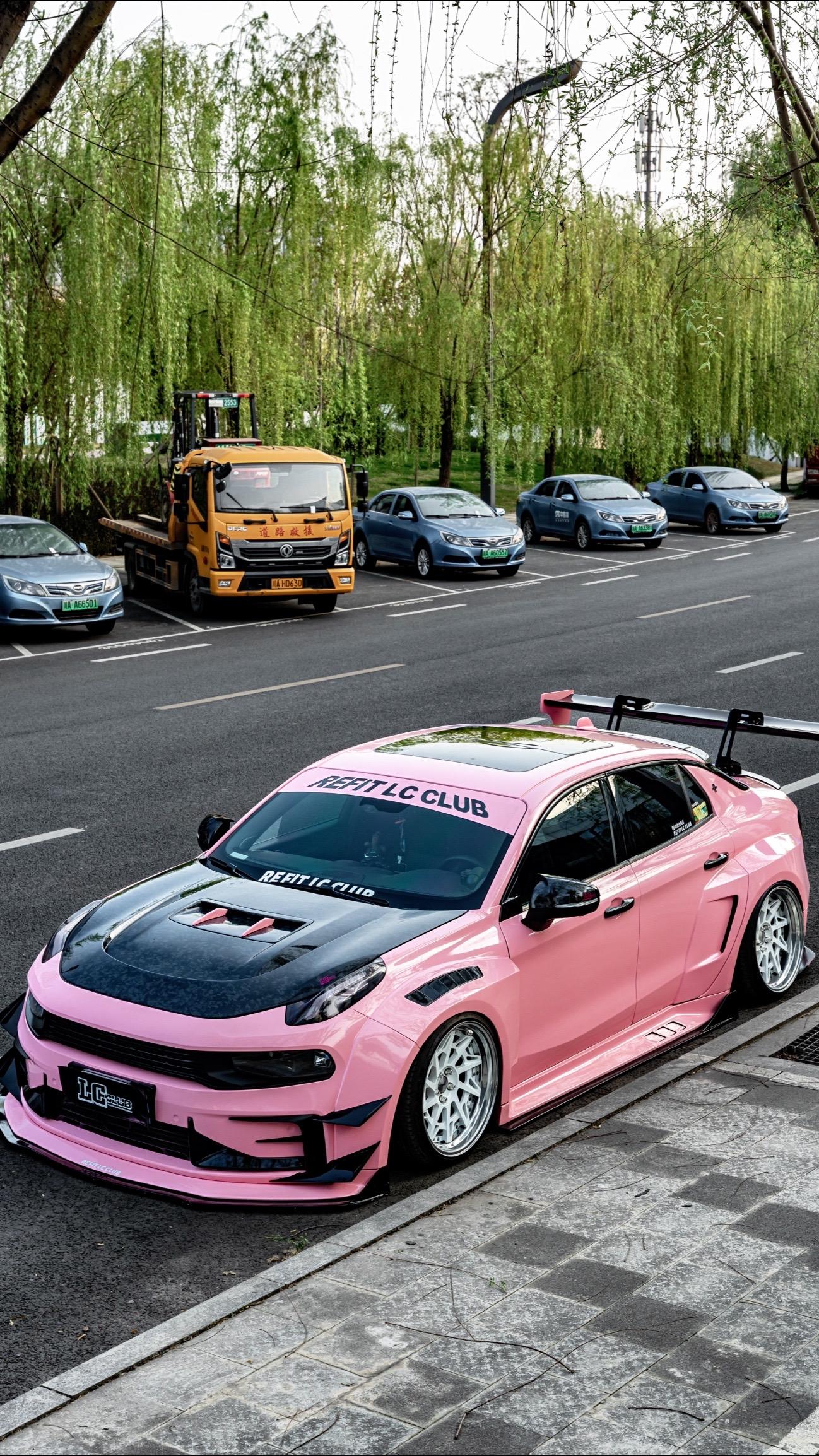 一张图展示你的车改得有多夸张。超大宽体，超大尾翼，气动避震，双片锻造轮...