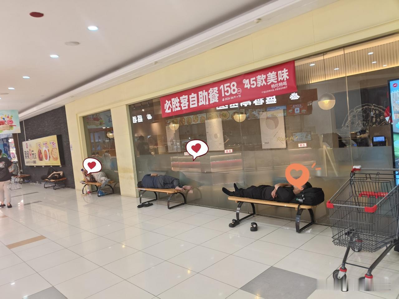 躺平的年轻人和退休老人抢地盘。
工作日商场休息椅上躺满年轻人，
有光身一人，呼呼