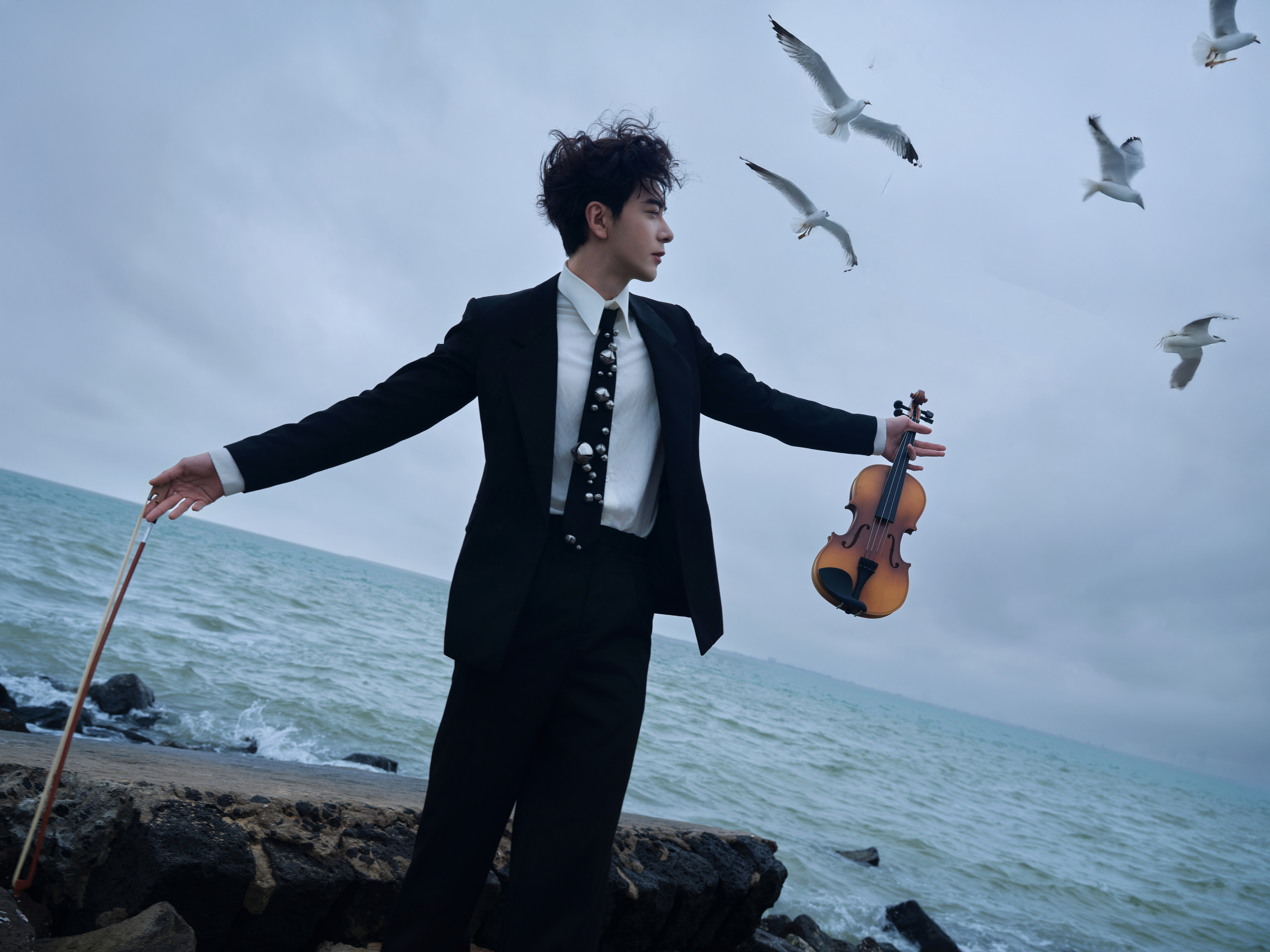 星光大赏出图   他垂眸时，睫影落在鼻梁，手里的小提琴裹着琥珀色的光，像把海浪与
