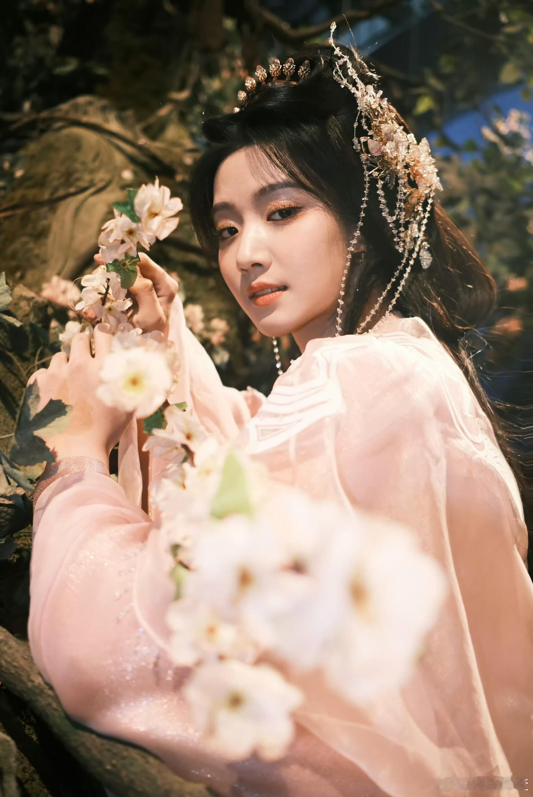 卢昱晓[超话]  入青云 卢昱晓 明意衣柜卢昱晓｜ ​​​