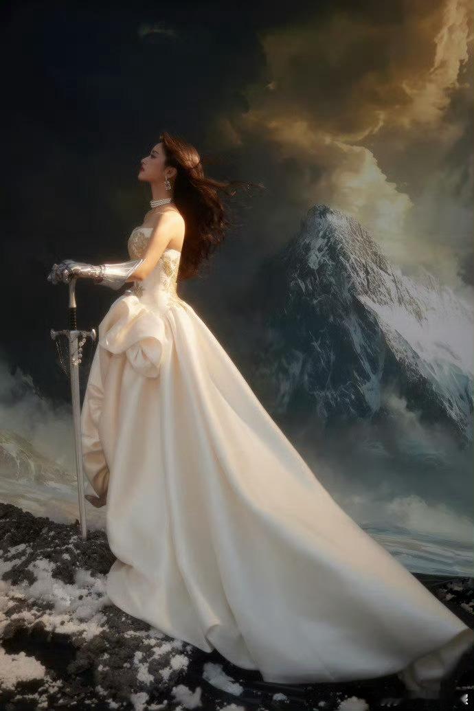 沈月圣女骑士 微博视界大会沈月造型太绝！从柔美公主变持剑骑士，白色礼服显优雅，英