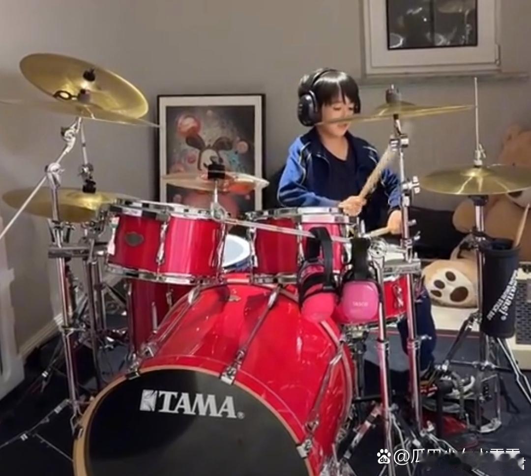 姜潮儿子 帅到可以进时代峰峻姜超麦迪娜的儿子丹尼尔，长得帅￼又多才多艺，很有出道