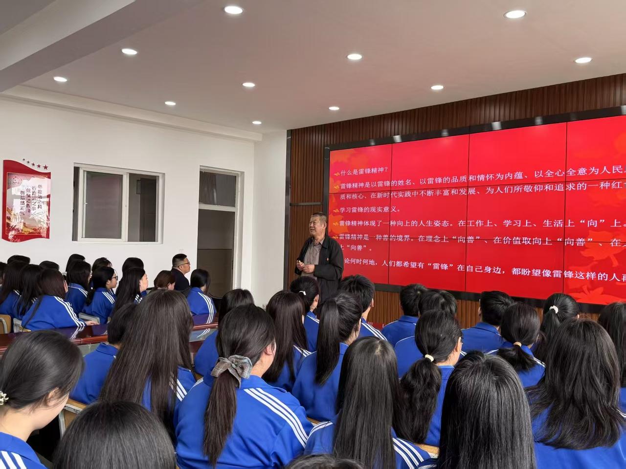 5月20日，东北航空历史纪念馆馆长李伟民走进法库县第二高中，为学生做《英雄永不谢