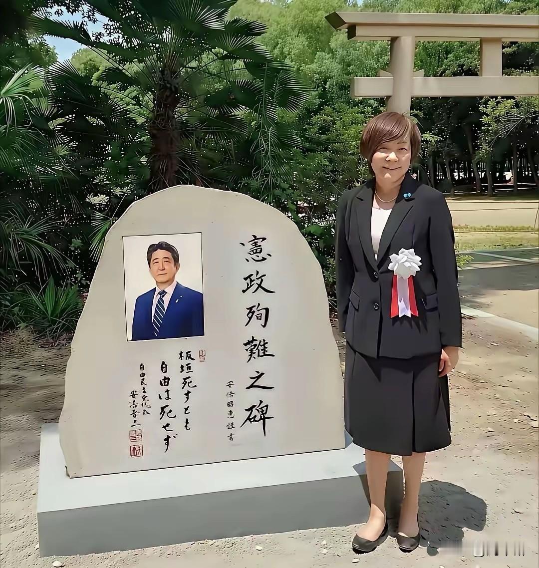 唏嘘！才死去几天啊，如此开心？看样子是又有新欢了！