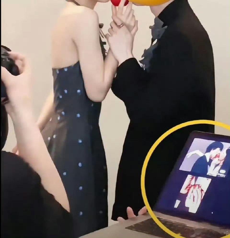 原来这么甜的剧情是剧本呀 ​​​