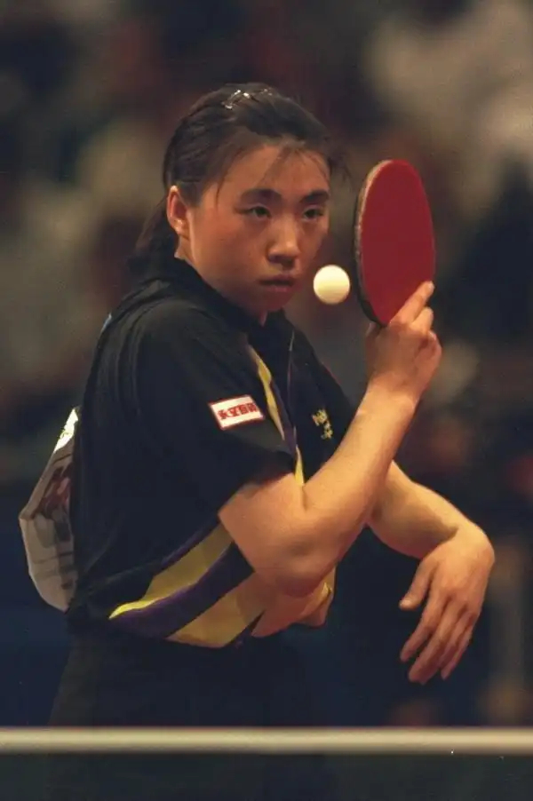 图片里的运动员叫王辉世界冠军，削球1996年全锦赛冠军，决赛就用到了数板规则的然