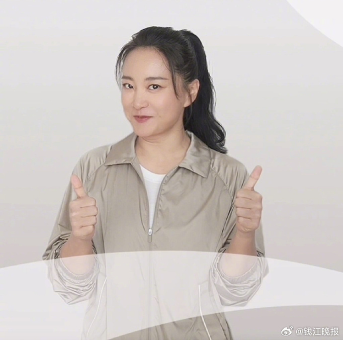 【#贾玲近照又瘦了#】#贾玲高马尾减龄照# 近日，网友发现在一则视频中看上去又瘦