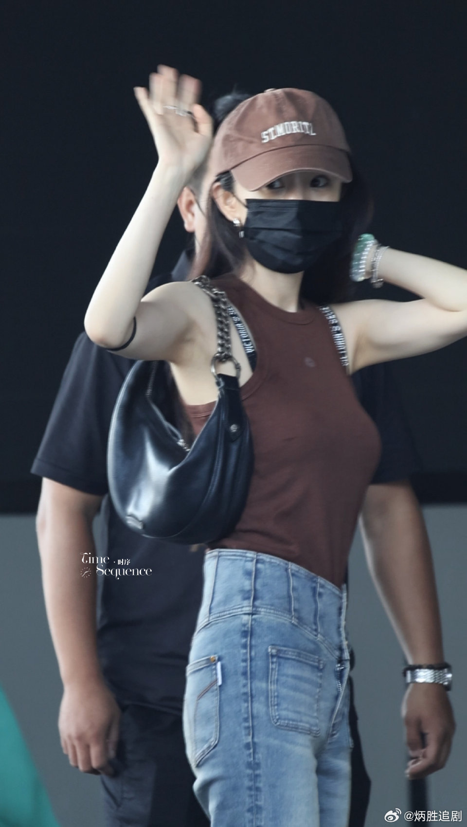 你好，8月！杨幂也好早就在赶飞机啊✈️，机场路透美美哒[努力] ​​​